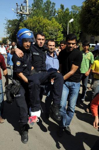 &Ccedil;ıkan olaylarda bir polis memuru ayağından yaralandı