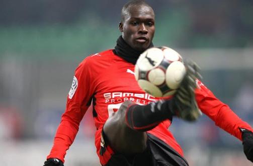 Vatan Gazetesi-Moussa Sow 

Fenerbahçe Sow'u bitirme planı Lille istediği kadar resmi siteden 'Satmıyoruz' dese de F.Bahçe yönetimi, Moussa Sow'dan vazgeçmeyi düşünmüyor. Çünkü elinde birçok koz ve 'silah' var sarı-lacivertlilerin. Bunlar ne diye soracak olursanız, Kanarya'nın ilk planı kaleyi içten fethetmek! 

Şu an Senegal milli Takımı'nın kampında bulunan Sow'la birlikte aynı kampta Dia, eski göz ağrısı Mamadou Niang ve Sivasspor'un oyuncusu Faty de bulunuyor. Ve bu 3 isim durmadan vatandaşları Sow'a yoğun pres uyguluyor. Dia, kulübün durumunun gözle görülür bir düzelmeye gittiğini söylüyor, Faty ise "Keşke ben oynayabilsem. İstanbul süper bir şehir. Türk insanına bayılacaksın, mutlaka F.Bahçe gibi büyük taraftarı olan bir kulüpte oynamalısın" diyor. Ama en büyük presi yine Niang yapıyor..