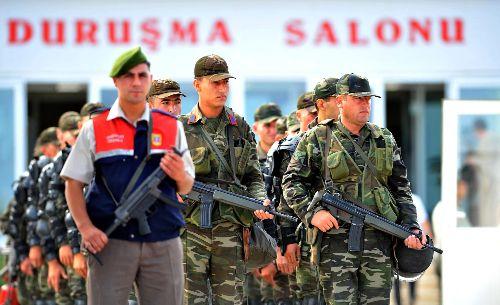 Ergenekon soruşturması kapsamında hazırlanan ikinci iddianamede yer alan sanıkların yargılanmasına başlandı. Silivri Ceza İnfaz Kurumları'nda görülmeye başlanan dava için çevrede yoğun güvenlik önlemleri alındı