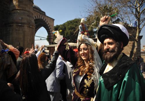 471. Uluslararası Mesir Festivali kapsamında, kortej yürüyüşü ve mesir macununun saçım töreni yapıldı. Mesir macunu saçımı sırasında izdiham yaşanırken, Osmanlı padişahlarını canlandıran oyuncular,geçmiş hakkında kısa bilgiler verdi.
