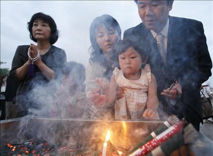 Japonya'nın batısındaki Hiroşima kentinde kurbanların anısına düzenlenen törene, aralarında ABD'nin attığı bombadan kurtulmayı başaranların da bulunduğu, Başbakan Taro Aso ve 60 kadar ülkeden temsilcilerden oluşan yaklaşık 50 bin kişi katıldı.