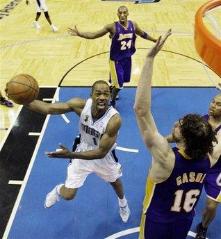Hidayet'in de forma giydiği NBA final serisi 4. maçında Los Angeles Lakers, Orlando Magic'i uzatmalarda yıkmayı başarırken malesef Hidayet son anlarda kendine bağlanan umutları yıktı