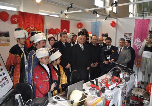 471. Uluslararası Mesir Festivali kapsamında, kortej yürüyüşü ve mesir macununun saçım töreni yapıldı. Mesir macunu saçımı sırasında izdiham yaşanırken, Osmanlı padişahlarını canlandıran oyuncular,geçmiş hakkında kısa bilgiler verdi.