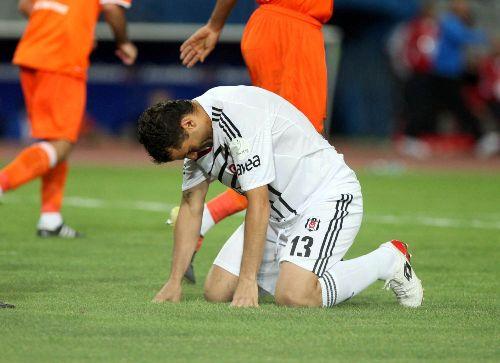 2009-2010 Sezonu perdesini açtı. Şampiyon Beşiktaş, açılış maçında İstanbul Belediyespor'la öne geçtiği maçta 1-1 berabere kaldı...