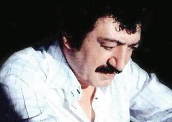 Müslüm Gürses / ESRARLI GÖZLER
Müslüm Babanın neden efsane olduğunun simgesidir Esrarlı Gözler. 1980de piyasaya çıkan albümüne de adını veren parça, hem Gürsesin en başarılı yorumlarından biridir, hem de arabesk sevenlerin gönlünde ayrı bir yere sahiptir. Bu başyapıtın sözü müziği Mustafa Sayana ait.