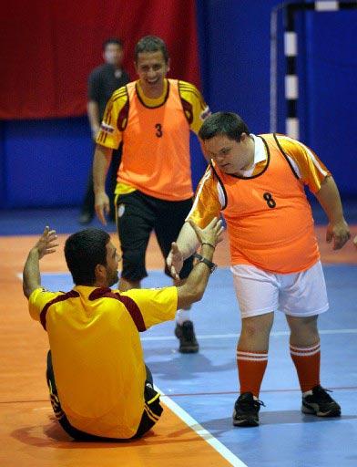 Galatasaraylı futbolcular Emre Aşık, Arda, Ayhan ve kaleci Orkun, zihinsel engelli sporcuların katıldığı 1. Hasan Doğan Futsal Turnuvası'nda gösteri maçı yaptılar. Maçta çok renkli görüntüler vardı: