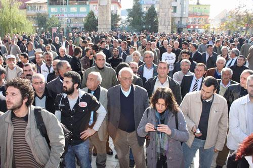 CHP'DEN İSTİFA EDEN OVACIK BELEDİYE BAŞKANI MUSTAFA SARIGÜL, BELEDİYE YERALTI ÇARŞISI ÜZERİNDE BİR ARAYA GELEN YAKLAŞIK 500 KİŞİYE HİTABEN İSTİFA EDENLER ADINA BİR AÇIKLAMA YAPTI. (HAYDAR YAVUZAK/TUNCELİ-İHA)