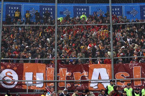 4 golle biten ve nefes kesen Trabzonspor-Galatasaray maçında sahada oyuncular mücadele verirken tribünlerde de renkli görüntüler vardı.
