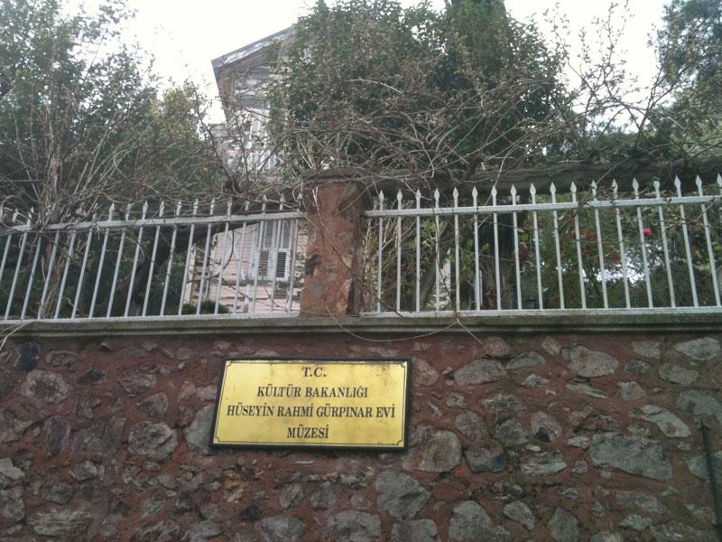 Heybeli ada ile adı özdeşleşen yazar: Hüseyin Rahmi Gürpınar.