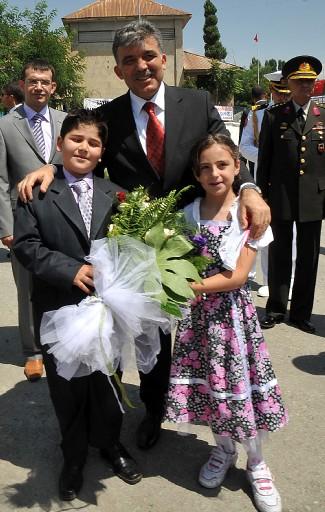 Cumhurbaşkanı Abdullah Gül, Bitlis'in düşman işgalinden kurtuluşunun 93. yıl dönümü dolayısıyla düzenlenen törenlere katılmak üzere geldiği şehirde sevgi selinin ortasında kaldı