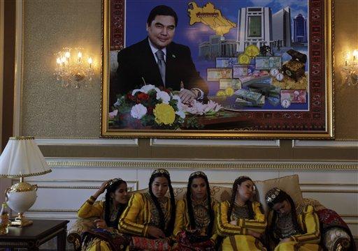 Berdimuhammedov, gece-gündüz ısı farkı en büyük şehirlerinden birinde dünyanın en tuzlu gölünün kıyısına dillere destan bir tesis, muhteşem bir açılış yaptı ama gazetecilerin şovu görüntülemesi için elden gelen arkaya konmadı! Bunlar kurtarılabilenler...