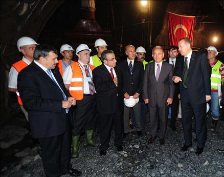 Erdoğan, yaklaşık 140 metre derinliğe kadar ulaşan tünelin içinden geçtiklerine işaret ederek, ''İnşallah fevkalade bir durum olmadıkça 31 Aralık 2010'da Melen suyunu Avrupa yakasına vereceğiz'' dedi.
