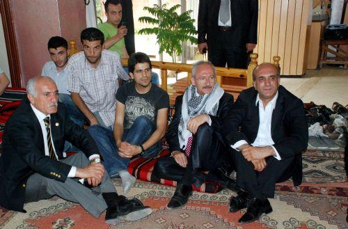 CHP Grup Başkanvekili ve İstanbul milletvekili Kemal Kılıçdaroğlu, Şanlıurfa'yı ziyaret etti. Poşu bağlayıp sıra gecesine katılan Kılıçdaroğlu halkın yoğun ilgisiyle karşılaştı.