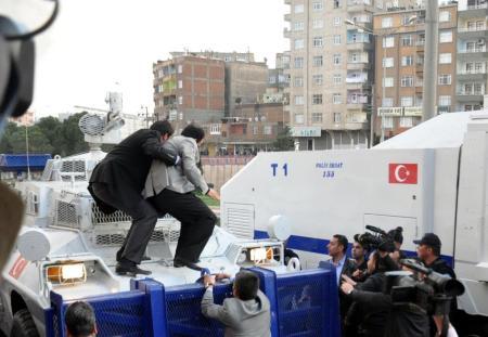 Diyarbakır'daki sivil itaatsizlik eyleminde Osman Baydemir konuşma yapmak için panzeri seçince gergin anlar yaşandı. Araç hareket edince düşme tehlikesi geçiren Baydemir'i düşmekten koruması kurtardı.