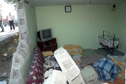 Adapazarı'nda ehliyetsiz ve alkollü kadın sürücünün otomobili bir eve çarptı. Çöken duvarın altında kalan baba ve 9 yaşındaki kızı öldü, eşi ve 3 yaşındaki oğlu yaralandı.