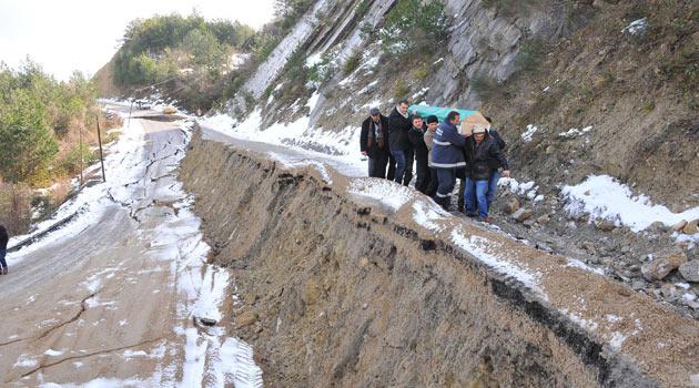 Yolun karşı tarafından bekleyen araca konularak ilçeye ulaştırıldı.