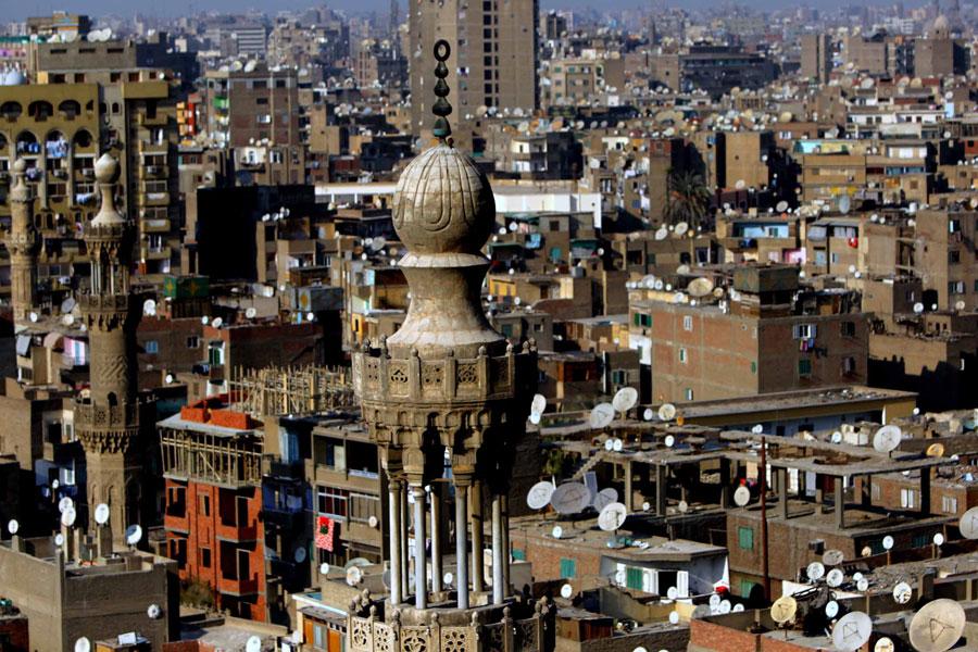 MISIRIN BASKENTI KAHIRE'DE BIR BIRINDEN GUZEL TARIHI CAMILERI GORMEK MUMKUN. FARKLI MIMARI OZELLIKLERE SAHIP CAMILER, KENTE GELEN YERLI VE YABANCI TURISLERIN ILGISINI CEKIYOR.