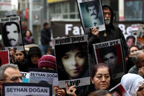 Beyoğlu'nda, eylem yapan 'Cumartesi Anneleri', gözaltındayken kaybolan yakınları için JİTEM'i adres gösterdi.