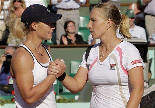Fransa Açık'ta bayanlar yarı final maücadelesinde Rus tenisçi Svetlana Kuznetsova, Avustralyalı Samantha Stosur'u 2-1 yenerek finale yükseldi. Kuznetsova finalde vatandaşı Dinara Safina ile karşılaşacak.