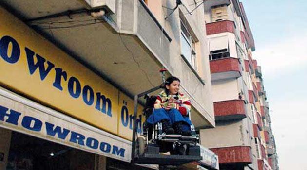 Tekerlekli Sandalye Asansörü: Kan Ailesi, yürüme engelli kızlarını oturdukları apartmanın üçüncü katına taşıyabilmek için tekerlekli sandalyeyi binanın balkonuna çeken özel bir düzenek geliştirdi. Yük asansörü ile apartmanlara odun çekilmesinden esinlenen aile, mevcut yük asansörünü geliştirerek kızlarını tekerlekli sandalyesiyle birlikte üçüncü kata çıkarabilecek bir sistem geliştirdiler.