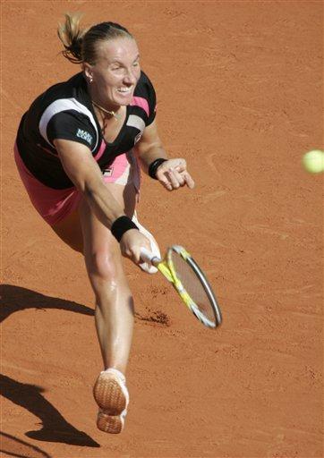 Fransa Açık'ta bayanlar yarı final maücadelesinde Rus tenisçi Svetlana Kuznetsova, Avustralyalı Samantha Stosur'u 2-1 yenerek finale yükseldi. Kuznetsova finalde vatandaşı Dinara Safina ile karşılaşacak.