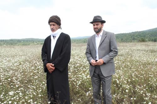 Üstad (Mürşit Ağa Bağ), talebesi Şamlı Hafız (Tarık Tanrısever) ile Barla dağlarında tefekkür ederken