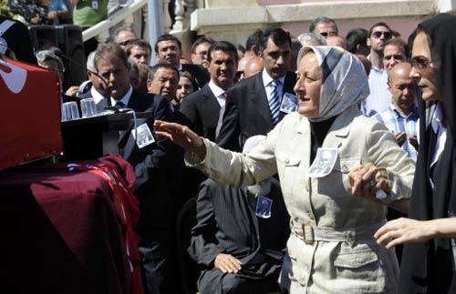 TFF Başkanı Hasan Doğan toprağa veriliyor. Eşi Aysel Doğan, TFF'deki törende tabuta son kez dokundu