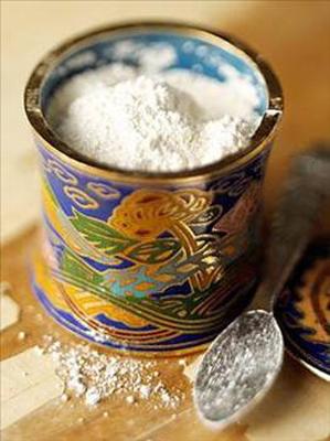 <B>İNCİ TOZU</B><BR><BR>

İnci bir takılarak bir de s&uuml;r&uuml;lerek şifa aranıyor. Geleneksel &Ccedil;in tıbbında par&ccedil;alanan inciler toz veya krem haline getirilip, cilt bakım &uuml;r&uuml;n&uuml; olarak kullanılıyor. Doktorlar ise tedavinin sadece sivilceleri ge&ccedil;irmediğini, yaşlılığın &ouml;n&uuml;ne ge&ccedil;tiğini ve &ouml;mr&uuml; uzattığını &ouml;ne s&uuml;r&uuml;yor.