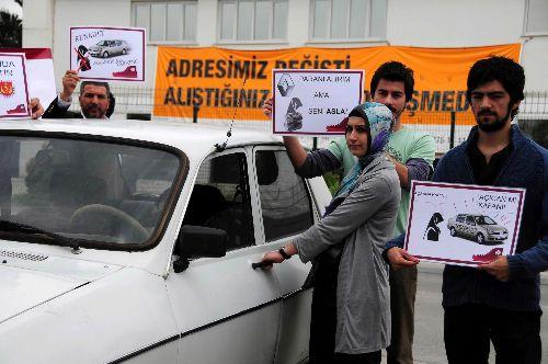 Debriyaja basınız,
<br><br>
Anahtarı kontak deliğine sokunuz ve çeviriniz.
<br><br>
Bu sırada gaza basınız.