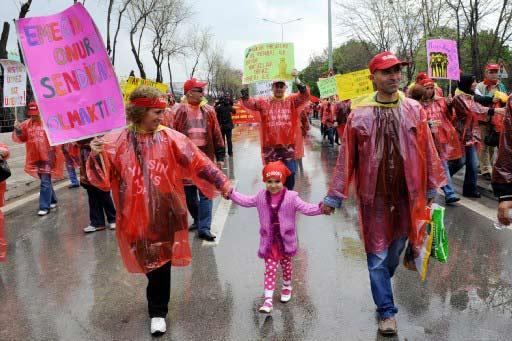 Ankara'daki 1 Mayıs kutlamalarının yapılacağı Sıhhiye Meydanı'na girişlerdeki arama noktasında polis ile göstericiler arasında arbede çıktı. Polis olayları yatıştırmak için havaya ateş açtı.