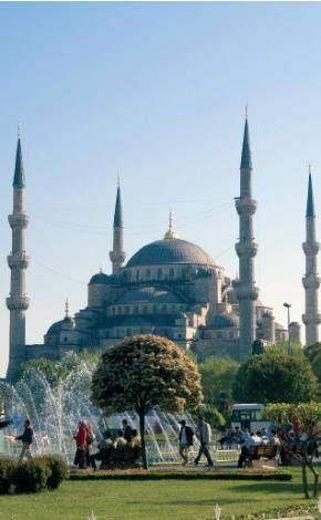 <b>SULTANAHMET CAMİİ</b>
1609-1616 yılları arasında Sultan I. Ahmet tarafından Mimar Sedefkar Mehmet Ağa'ya yaptırılan bu cami, şehrin en önemli simgelerinden. Cami, mavi, yeşil ve beyaz renkli İznik çinileri nedeniyle Avrupalılarca Blue Mosque (Mavi Cami) olarak anılıyor. Sultanahmet Meydanındaki caminin görkemli avlusu, yıl boyunca ziyaretçilerle dolup taşıyor. Çoğu İstanbullunun, caminin önündeki fıskiyeli havuzda bir fotoğrafı bulunuyor.