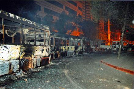 Sincan Uygur Özerk Bölgesi Valisi Nur Bekri, Türk gazetecilere 5 Temmuz'da Urumçi'de meydana gelen olaylarla ilgili fotoğraflar ve görüntüler verdi.