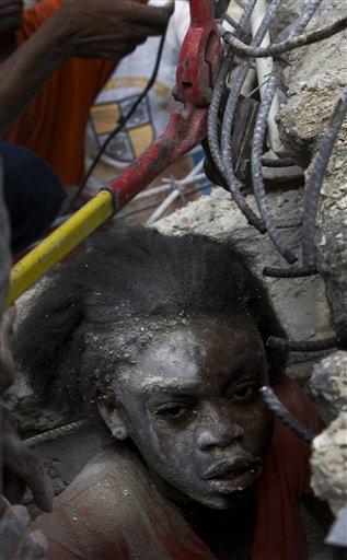Haiti'de enkaz altında can pazarı
