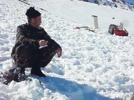 Cumhurbaşkanı Gül'ün, 'Helikopterdeki beyni keçiler sökmedi!' diyerek şüphelerini dile getirdiği kayıp cihazların sökülme görüntülerine ulaşıldı. Muhsin Yazıcıoğlu'nun helikopterinin düşmesiyle ilgili soruşturmanın seyrini değiştirecek videoda, dört subay var. Biri cihazları sökerken, ikisi onu izliyor. Bir asker ise görüntü çekiyor.