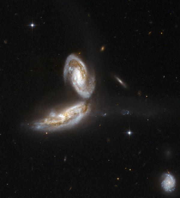 NASA'nın Spitzer teleskobu şimdiye kadar görülmemiş büyüklükteki bir galaksi çarpışmasını kaydetti. İşte o anın fotoğrafı ve önceki çarpışmalar...