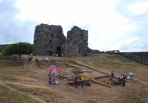 Beykoz Anadolu Kavağı sırtlarindaki Yoros Kalesi kazısı, kentin kültür ve turizm hayatına İstanbulun tarihi açısından çok önemli tarihi değerler kazandırıyor.