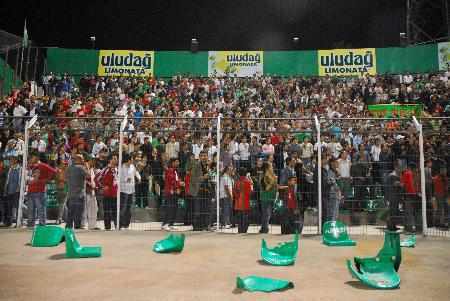 Bursasporun Diyarbakırsporu konuk ettiği maçta yaşananlar gündeme bomba gibi düştü. 2 takımın taraftarları arasında çıkan olaylarda koltuk ve taş yağmuru yaşanırken 2si çocuk, 10 kişi yaralandı.