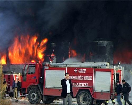 Gaziantep Büyükşehir Büyükşehir Belediyesi İtfaiye Daire Başkanlığı'na bağlı ekipler ve Merkez Organize Sanayi Bölgesi itfaiyeleri, Gaziantep 4. Organize Sanayi Bölgesi'nde fabrikada çıkan yangını söndürdü.