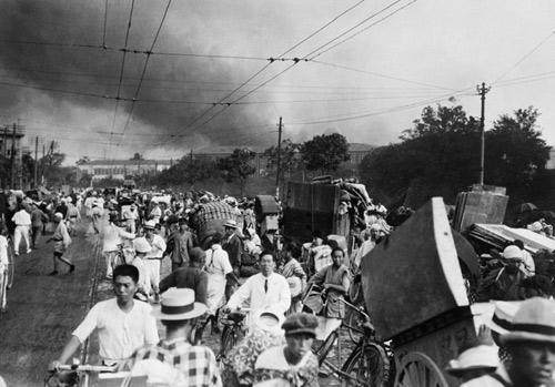 <p><strong>Kanto Depremi<br /><br /></strong>1 Eylül 1923'te Tokyo ve Yokohama'yı etkileyen deprem 8.3 büyüklüğündeydi.</p>