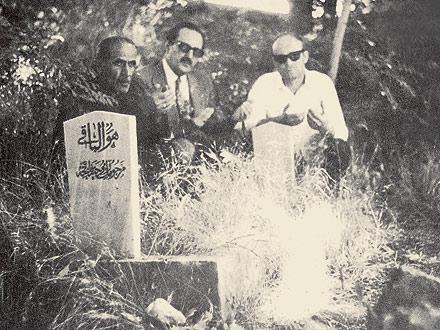 Abdülmecid Efendi (Bediüzzaman'ın naşını yıkayan zat)
Abdülkadir Badıllı anlatıyor: Hazret-i Üstad'ın mübarek cenazesini yıkamak şerefine nail olmuş olan Molla Abdülhamid Efendi, aslen Erzurum'lu olup, Birinci Cihan Harbinde muhaceretle Urfa'ya gelmiş. İlk geldiğinde çok genç imiş. Memleketteki medrese tahsili yarıda kalmış. Urfa'ya geldikten sonra, Urfa'lı meşhur Buluntu Abdurrahman Hocadan tahsilini tamamlamıştır. Bu zat Urfa da herkesçe sevilen ve hürmet edilen ehl-i takva muhterem bir âlimdi.

Molla Abdülhamid Efendi, Hazret-i Üstad'a çok muhabbet besliyen ve Üstad'ın Urfa'daki talebelerine şefkatle kucak açan ve himaye eden bir zattı. Sağlığında Üstad Hazretlerine birçok Arapça mektuplar yazdı. Kendisi Cizreli meşhur Şeyh Seyda hazretlerinin halifesi iken, Hazret-i Üstadın Risale-i Nur mesleğini benimsedi ve yalnız Hazret-i Üstad'ın vird edindiği dualarını okuyordu. Hazret-i Üstad'ın Urfa'ya gelişi ve vefatıyla ilgili rü'yası ve hatırası da şöyledir: (Molla Abdülhamid bu rü'yasını birçok defalar, hatta her görüştüğümüzde bize anlatırdı.)

"Ben her sene Ramazanın yirmisinden sonra bir cami de i'tikafa girerdim. O sene yine Kadıoğlu camiinde i'tikafda idim. Hazret-i Üstad'ın Urfa'ya geldiği günde bana haber verdiler. Fakat ben i'tikafta olduğum için, şafiî mezhebinde "çok zarurî bir sebeb bulunmazsa i'tikafdan çıkılmaz" diye çıkma fetvası olmadığı için, çıkamadım. Amma çok üzgündüm. Birinci günü öyle geçti. İkinci gün kuşluk vakti oldu. Ben Üstad ı görmeye ve ziyaret etmeye çok çırpınıyor ve can atıyorum. Fakat itikafdan da çıkamıyorum. İki rek'at Duha namazını kıldım ve biraz yattım. Rüyamda Üstadı gördüm kendisine: "Seyda, ben i'tikafdayım, çıkamadım, ziyaretinize gelemedim" dedim.

Üstad mütebessim bir çehre ile bana Arapça olarak: Fihi vechün" dedi. Başka bir şey demedi. Bunun Türkçesi: "Bir yolu, bir fetvası vardır" demektir.

Uyandım, düşündüm; rü'ya olduğu için, rü'ya ile şer'î meseleler noktasından amel edilmediği için, yine çıkmaya cesaret edemedim. Hem Üstad Urfada çok kalacak zannediyorduk. O gün de çıkamadım ve akşam oldu.

O gecenin sabahında Üstad'ın talebeleri gelip beni aldılar. Üstad'ın yanına götürdüler. Fakat eyvah Üstad'ı vefat etmiş buldum. Üstad'ın talebeleri vefatından şüphelenerek gelip bana haber vermişlerdi. Tabii artık gittiğimde her şey bitmişti.