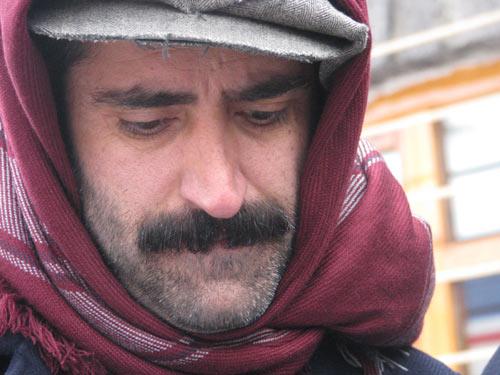 Başıma ne geldiyse Mahsun Kırmızıgül yüzünden geldi bu kesin... Başka zaman ve mekan yok muydu sanki film çekecek?