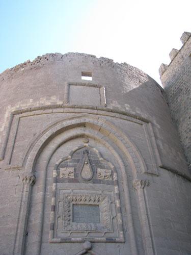 İç kale giriş kapısı üzerindeki inşa kitabesinden kalenin Mahmudi Süleyman Bey tarafından 1052 (1643) tarihinde yaptırıldığı anlaşılmaktadır Aslında bu tarihten önce kalenin mevcut olduğunu Matrakçı Nasuh'un 154849 senesinde Kanuni Sultan Süleyman'ın II. İran seferinden dönüşündeki güzergâh üzerinde Kale-i Mahmudi olarak adından söz etmesi göstermektedir
