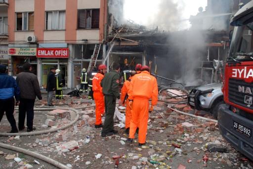 skişehir'de parfümeri dükkanında patlama meydan geldi. Ana cadde üzerindeki dükkan yerle bir oluken olay yeri savaş alanına döndü