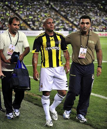 UEFA Avrupa Kupası'nda süper bir başlangıç yapan Fenerbahçe'de yıldız oyuncu Roberto Carlos'un sakatlanması sıkıntı yarattı. 13. dakikada perdeyi açan golü atan Carlos sahayı açılar içinde terk etti.