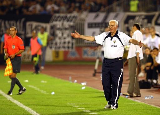 Fenerbahçe'nin başında çıktığı ilk 2 resmi maçta galibiyet alan Aragones, ilk beraberliğiyle de FK Partizan maçında tanıştı.