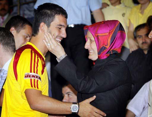 Galatasaraylı futbolcular Emre Aşık, Arda, Ayhan ve kaleci Orkun, zihinsel engelli sporcuların katıldığı 1. Hasan Doğan Futsal Turnuvası'nda gösteri maçı yaptılar. Maçta çok renkli görüntüler vardı: