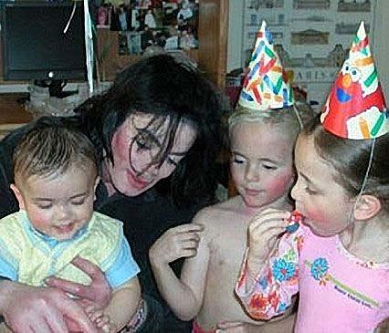 Fotoğraflarda Jackson, Blanket lakabıyla anılan büyük oğlu, küçük oğlu Prince ve kızı Paris ile mutlu bir şekilde objektiflere gülümserken görülüyor.