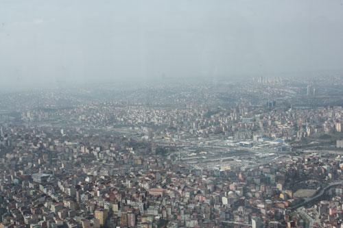 Şehirdeki düzensiz yapılaşma kendini her cephede hissettiriyor...