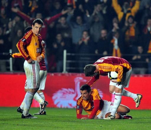 G.Saray-Hambur maçında Ali Sami Yen tartihi günlerinden birini daha yaşarken protokol tribününde ağı isimler vardı.