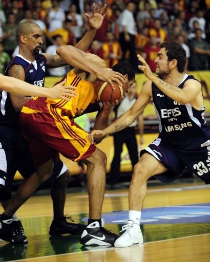 Basketbol Ligi play-off yarı final serisi 2. maçında Efes Pilsen, Galatasaray Cafe Crown'u 90-78 yenerek, adını finale yazdıran ilk takım olmayı başardı.